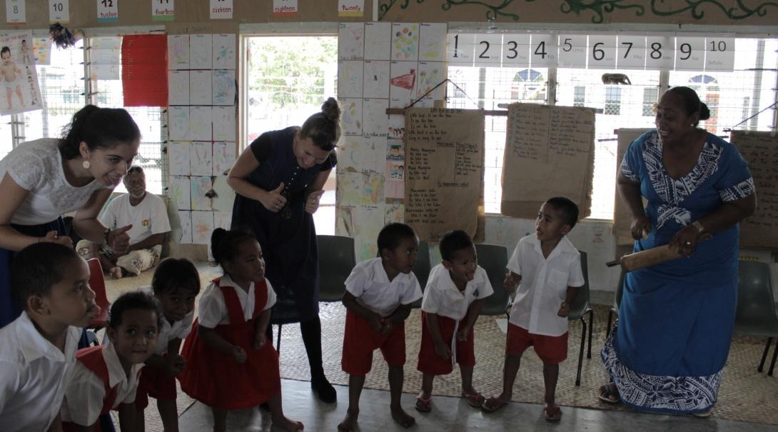 Projects Abroad volunteers facilitate a classroom game for their teaching work experience in Samoa. Volunteers teaching in Samoa facilitate a classroom game.